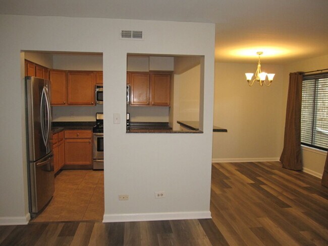 Building Photo - Spacious 2 Bedroom