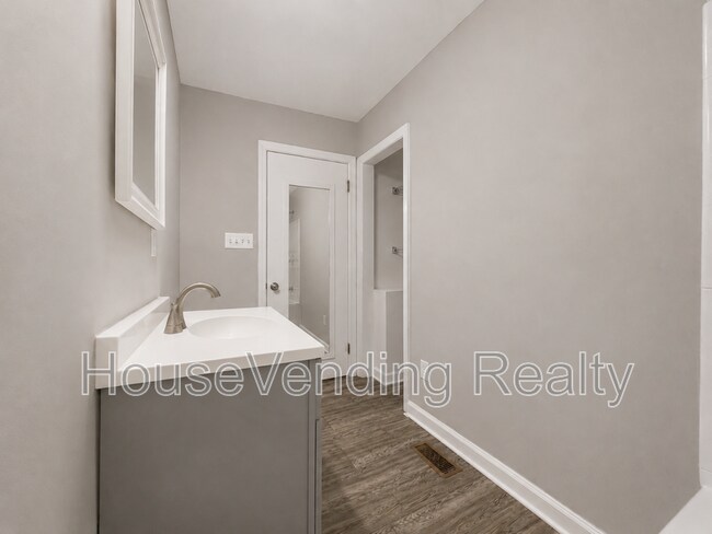 Building Photo - 619 Tarpley St
