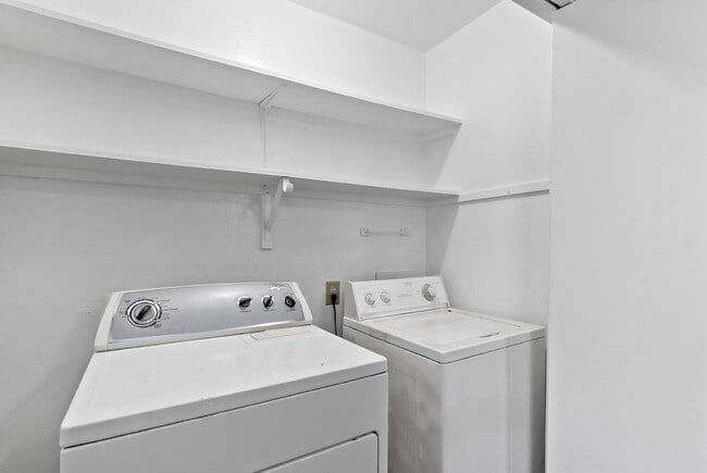 Building Photo - 2 bed, 1 bath townhome at the center of College Station