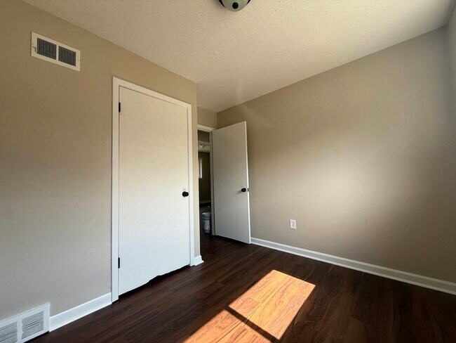 Building Photo - 256 Delta Rd