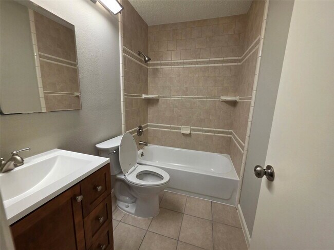 Building Photo - East Heatherock Circle, Sugar Land, TX 77479 - 3 BR 2 BA single-family home