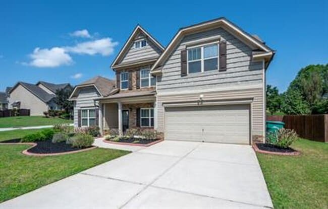 Building Photo - Stunning 4/3 Available Now!