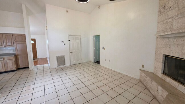 Building Photo - 3 Bed, 3 Bath, 2 Car garage.