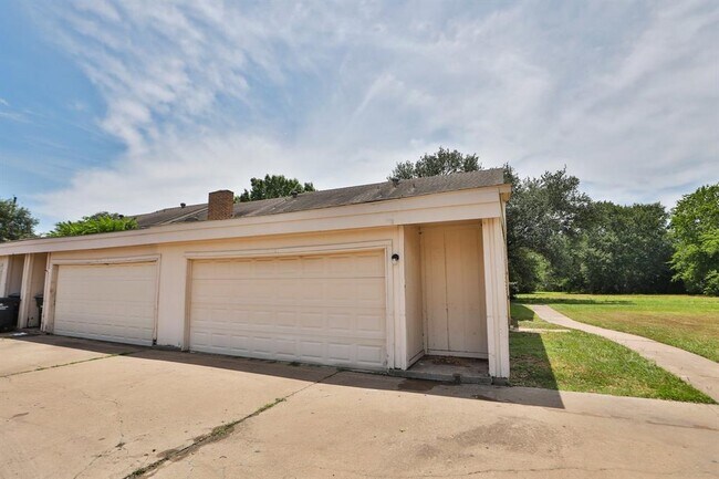 Building Photo - 1552 East Ave