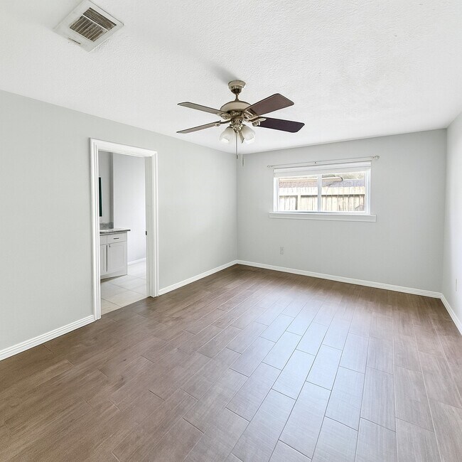 Building Photo - 5807 Silver Frst Dr