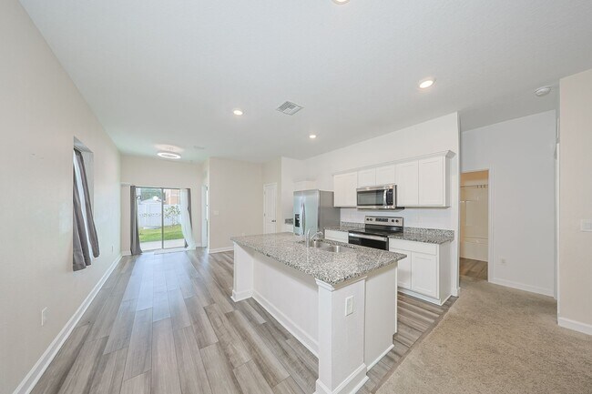 Building Photo - Beautiful Home 3/2/2 Home