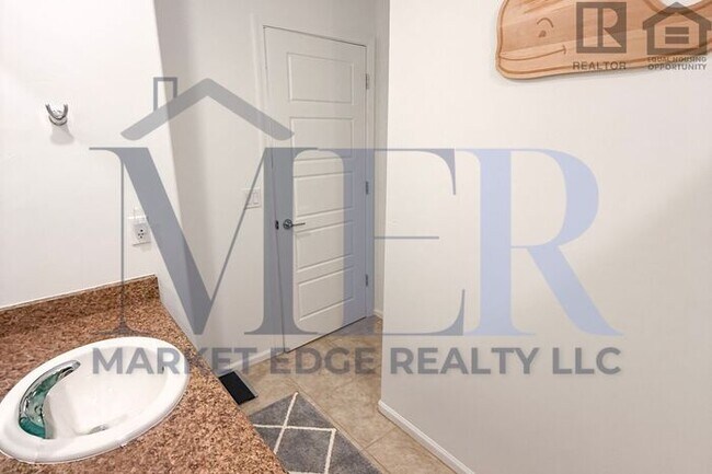 Building Photo - 4Bed/4Bath w/2 Car Gar-Tucson! $199 MOVE-I...