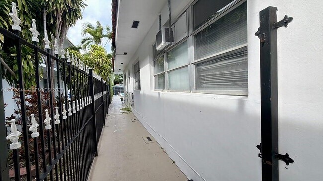 Building Photo - 975 SW 10th St
