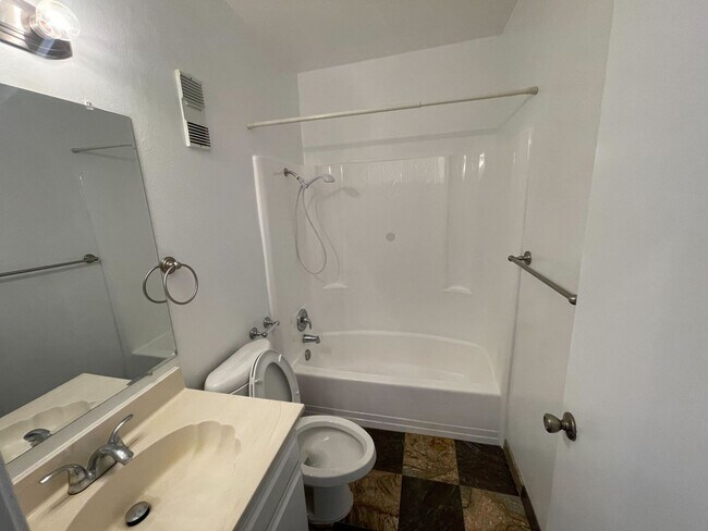 Building Photo - Beautiful 3-Bed/3-Bath Van Nuys Condo – Sp...
