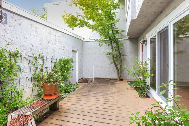 Building Photo - Available! Beautiful 3 Bedroom Townhome In Walnut Creek!