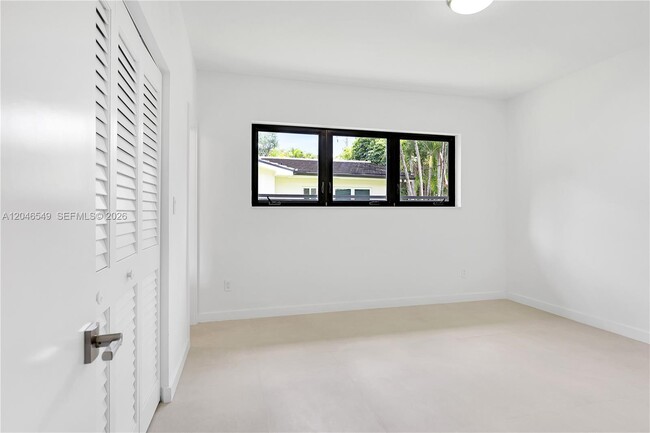 Building Photo - 950 Bayamo Ave
