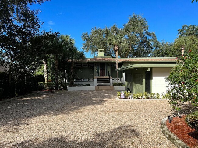 Building Photo - 697 Balmoral Rd