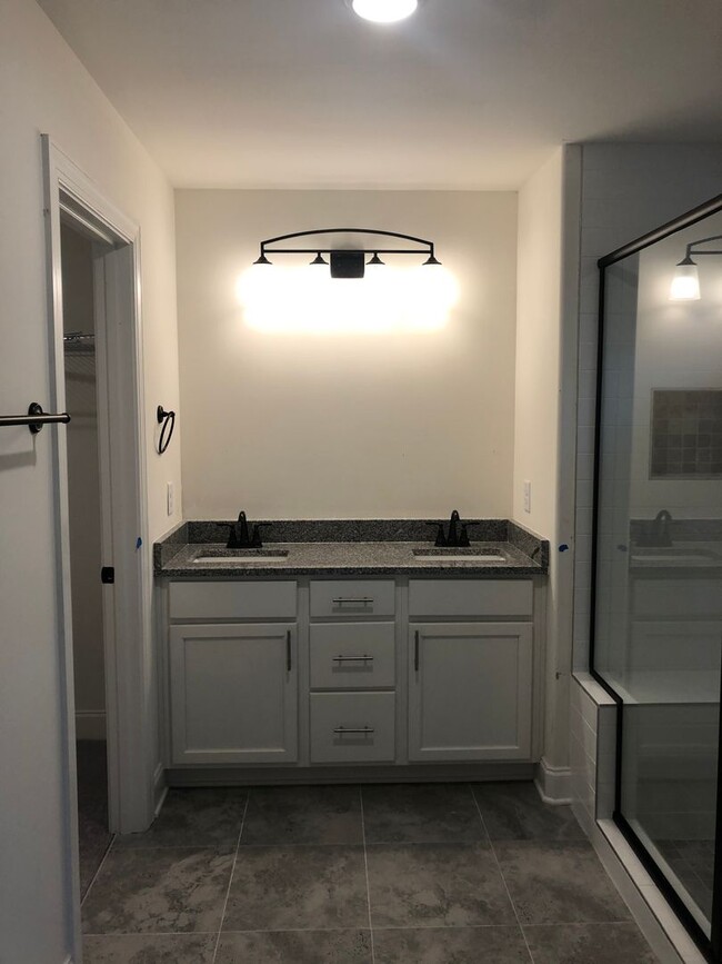 Building Photo - Townhome with 3 Bed/2.5 Bath w 1 Car Garag...