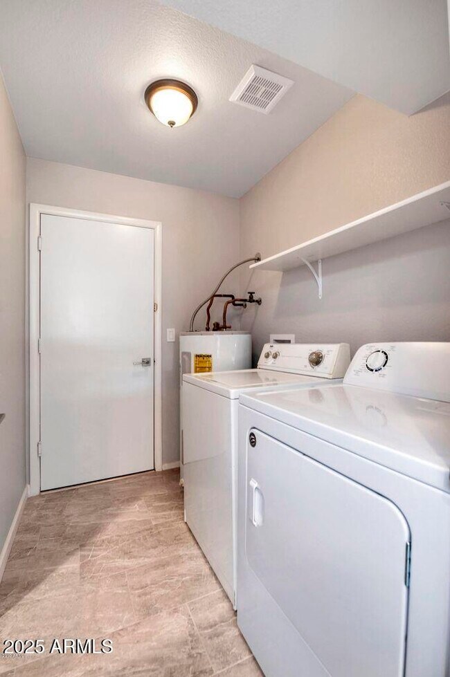 Building Photo - 2515 E Villa Maria Dr