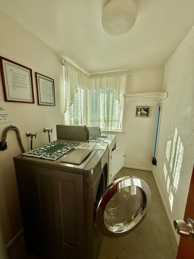 Building Photo - 287 E Elm St