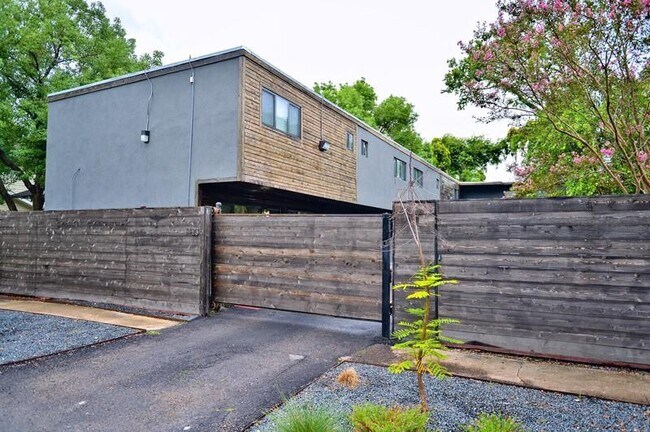 Primary Photo - 1423 Kipling St