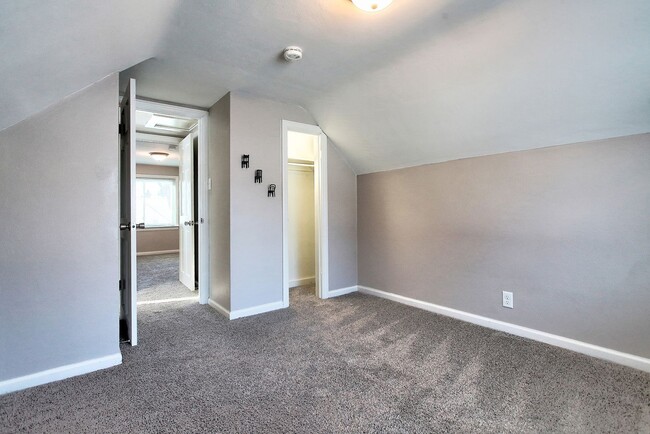 Building Photo - 3 Bedroom Home On Holland's North Side