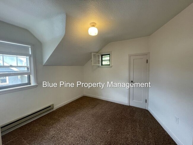 Building Photo - 302 12th St