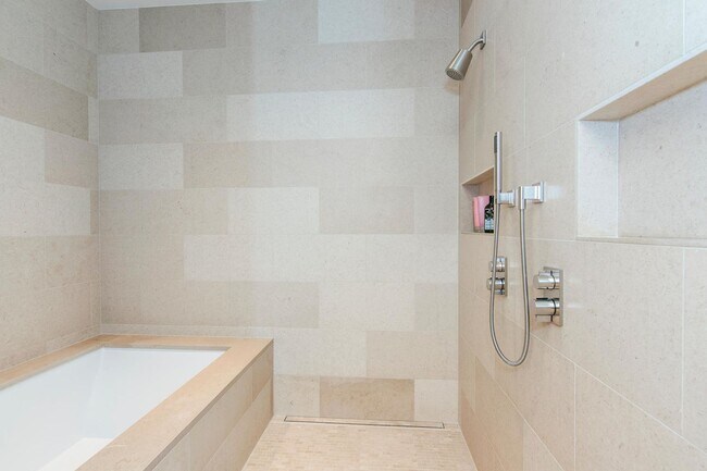 Building Photo - Park Lane Garden Suite