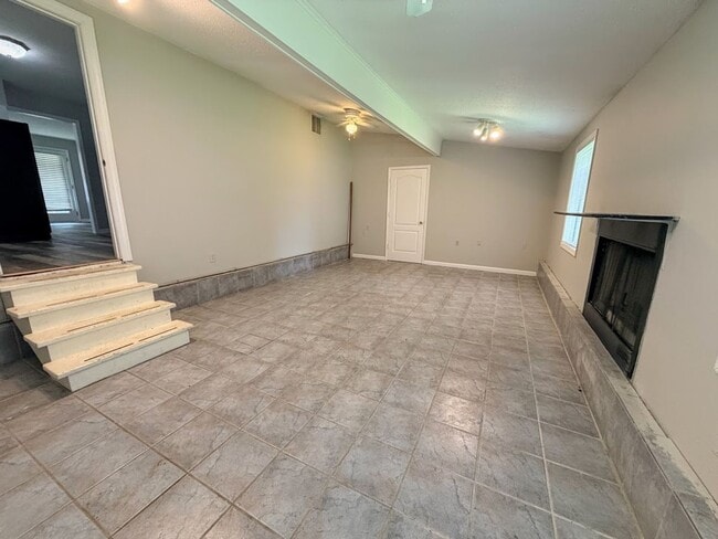Building Photo - Updated 2 bedroom/1.5 bathroom home in Lake Charles with a large bonus room!