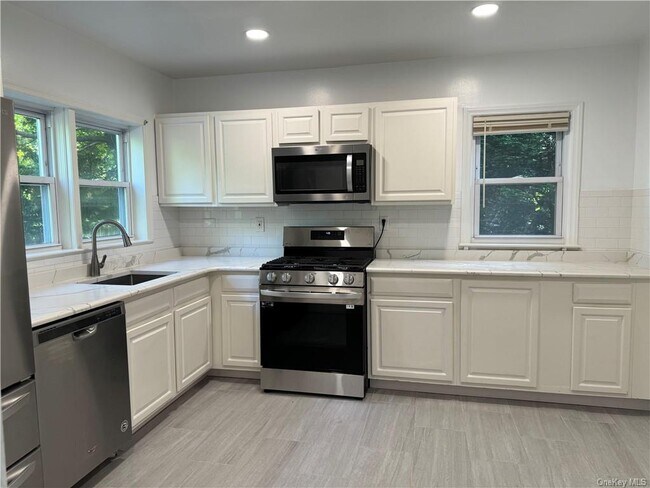 Building Photo - 33 Bentay Dr