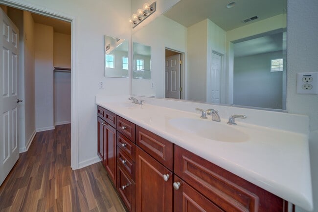 Building Photo - Beautiful 3 Bed/2.5 Bath 2- Story Home