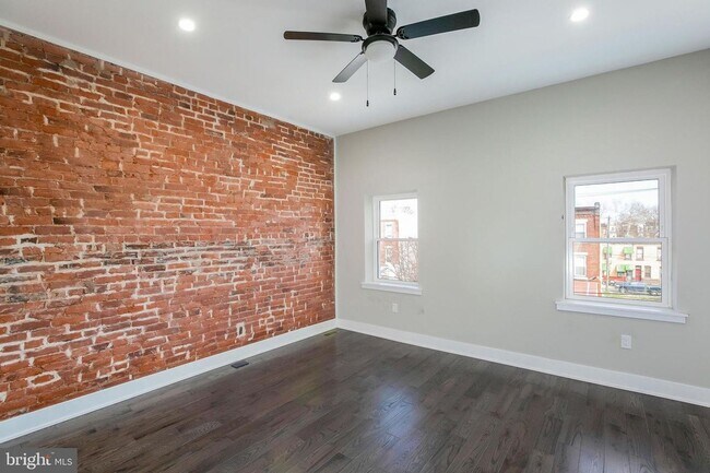 Building Photo - Gorgeously renovated classic row home with Off-Street Parking