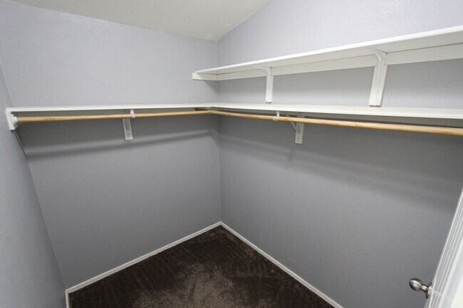 Building Photo - * LEASE PENDING $500 Move-In Special! Charming 3-Bed Home in Christmas Tree Estates