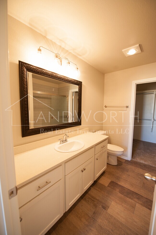 Building Photo - Beautiful Townhome in Great Neighborhood