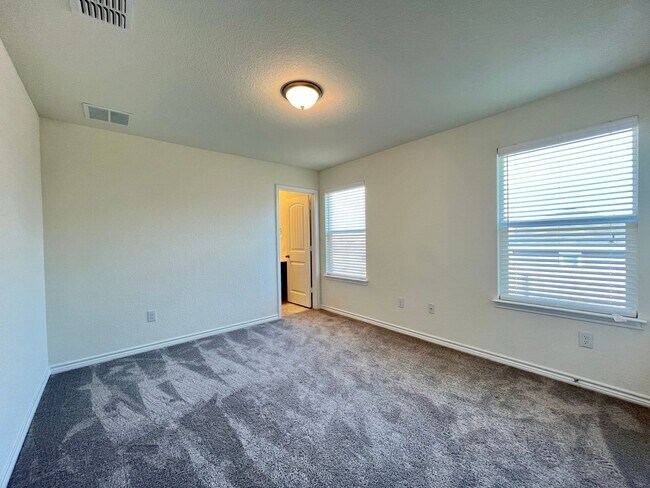 Building Photo - 3 Bedroom/2 Bath Skyview Subdivision
