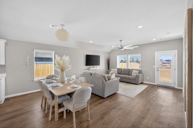 Building Photo - 405 S 85th St