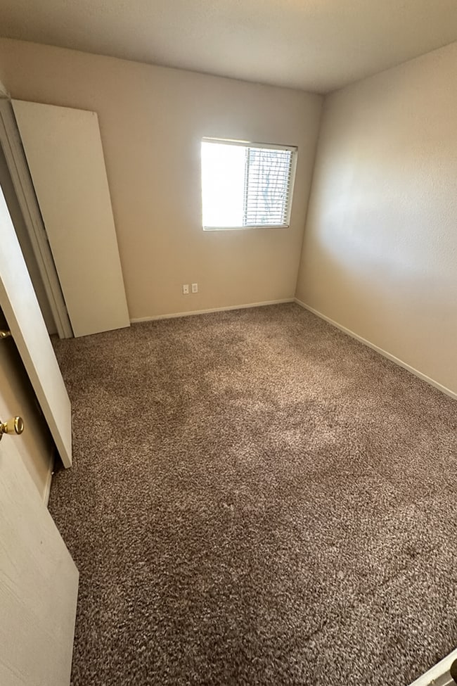 Building Photo - AVAILABLE NOW!!!