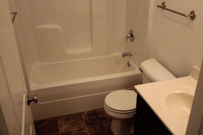 Building Photo - 4 bed/3 bath Split-foyer. Great Location!