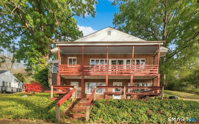Building Photo - 542 Lake Dr