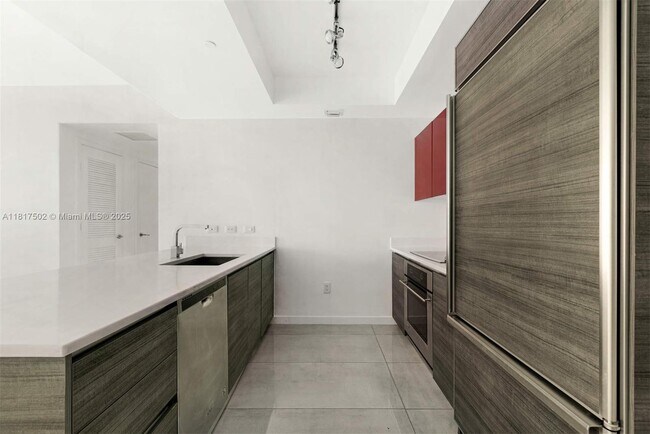 Building Photo - 1100S S Miami Ave