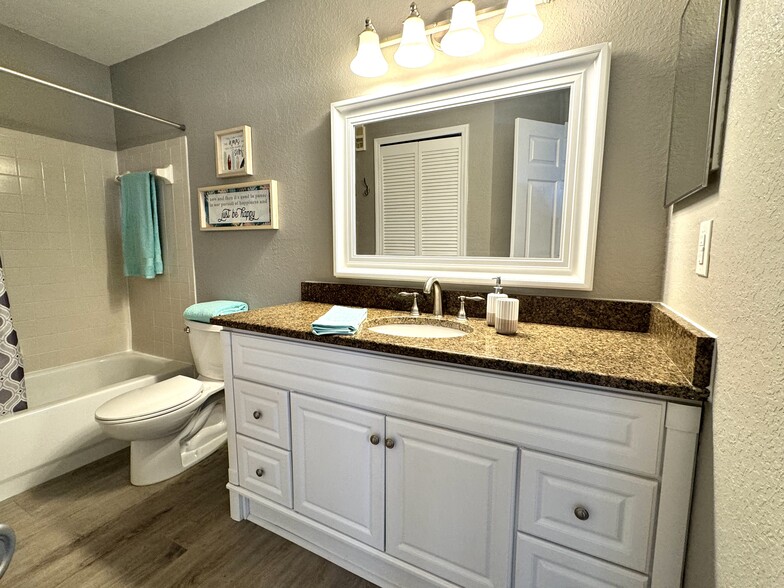 Large Bathroom - 3705 SW 27th St