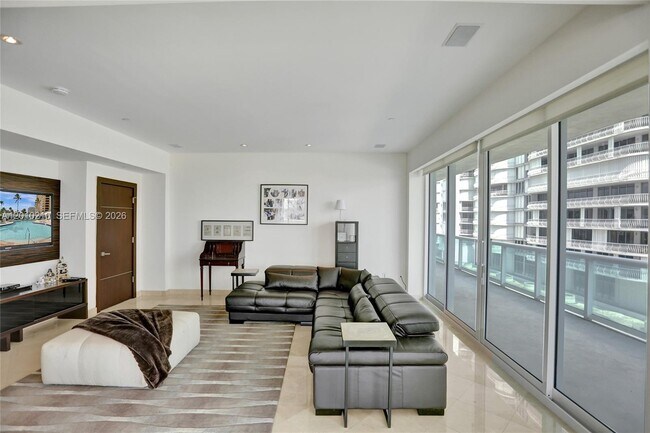 Building Photo - 10101 Collins Ave