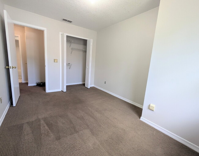 Building Photo - "$300 OFF MOVE-IN SPECIAL! Spacious 3-Bed, 2.5 Bath Townhouse Nestled in the Heart of East Arling...