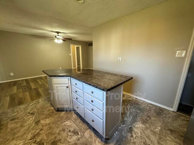 Building Photo - 513 Coachway Ln