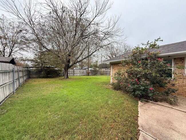 Building Photo - RENT REDUCTION - AVAILABLE NOW!