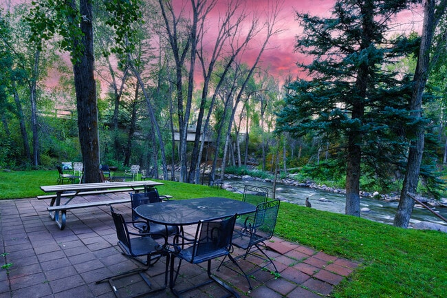 Building Photo - 35021 US-6