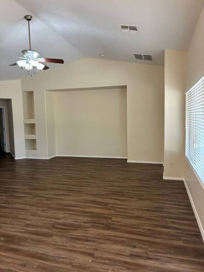 Building Photo - Spacious 4 Bedroom Home in Avondale!