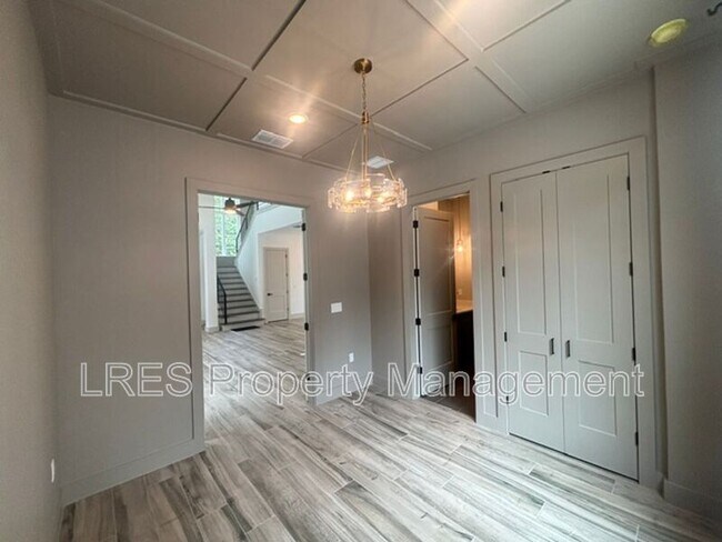Building Photo - 722 Ellwood Ave