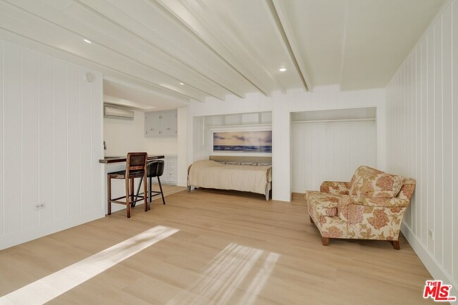 Building Photo - 743 N Orange Dr