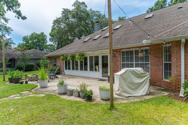 Building Photo - FIVE Bedroom Home in Bluewater Bay