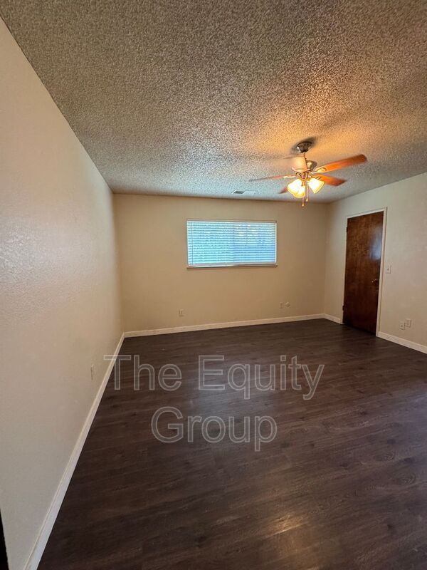 Building Photo - 1009 W Laura Ave