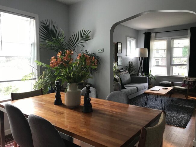 Building Photo - 401 E Cambourne St