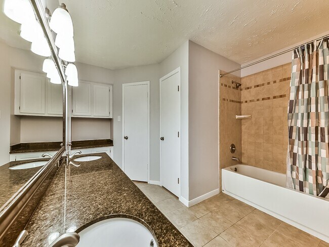 Building Photo - 21335 Park Mt Dr
