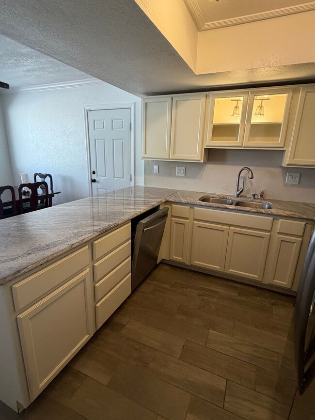 Building Photo - 3 bedroom 2 bath Home