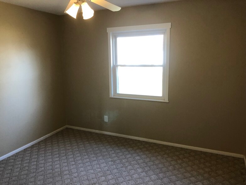 Building Photo - 1204 Lincoln Dr